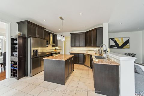 Photo 17 at 3150 Trailside Drive, GO Glenorchy, Oakville