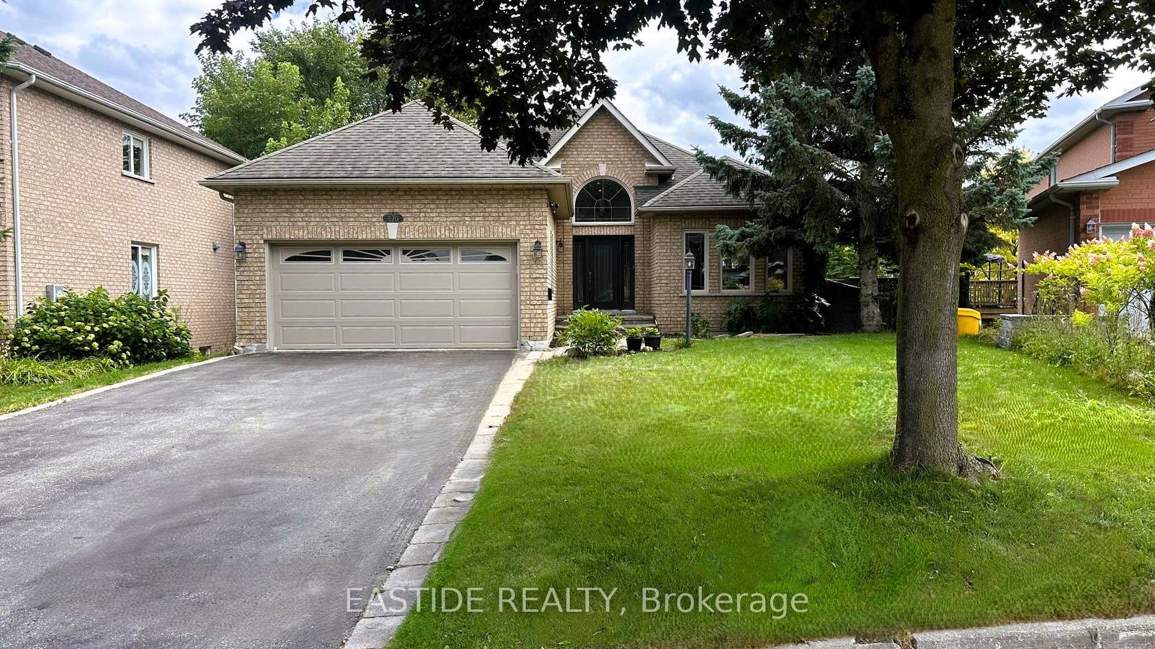 570 Roeder Court, College Manor, Newmarket photo number 2