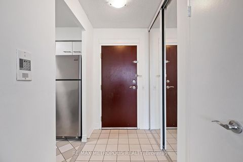 Photo 3 at 701 - 81 Townsgate Drive, Yorkhill, Vaughan