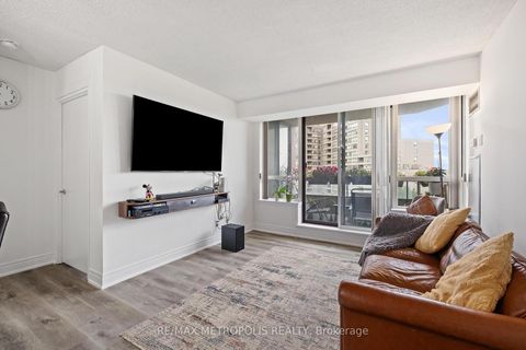 Photo 5 at 701 - 81 Townsgate Drive, Yorkhill, Vaughan