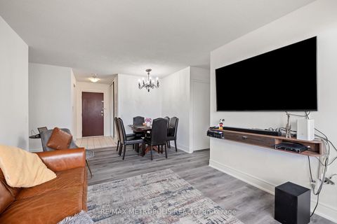 Photo 8 at 701 - 81 Townsgate Drive, Yorkhill, Vaughan