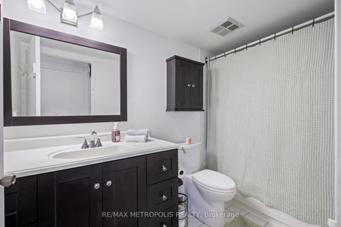 Photo 10 at 701 - 81 Townsgate Drive, Yorkhill, Vaughan