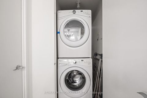 Photo 11 at 701 - 81 Townsgate Drive, Yorkhill, Vaughan