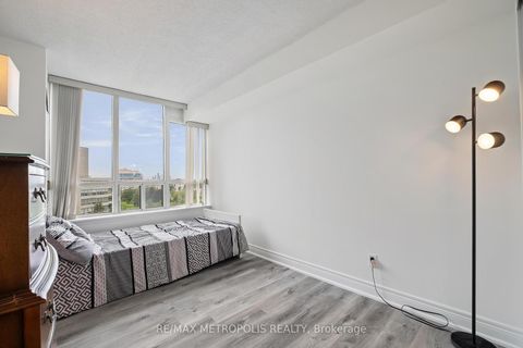 Photo 12 at 701 - 81 Townsgate Drive, Yorkhill, Vaughan