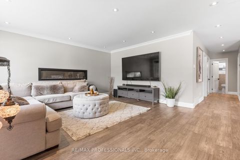 Photo 3 at 20 Bradbury Crescent, West Deane, Toronto