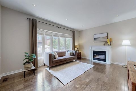 Photo 1 at 24 Gannett Drive, Jefferson, Richmond Hill