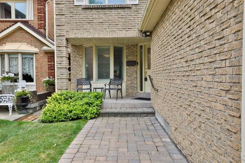 Photo 1 at 135 Heatherton Way, Yorkhill, Vaughan
