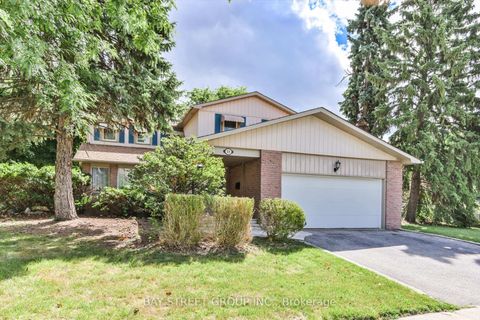 Photo 1 at 33 Kilchurn Castle Drive, Sullivan, Toronto