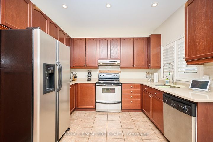 Photo 9 at 27 Goldeye Drive, Winona Park, Hamilton