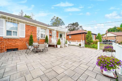 Photo 2 at 38 Lingarde Drive, Maryvale, Toronto