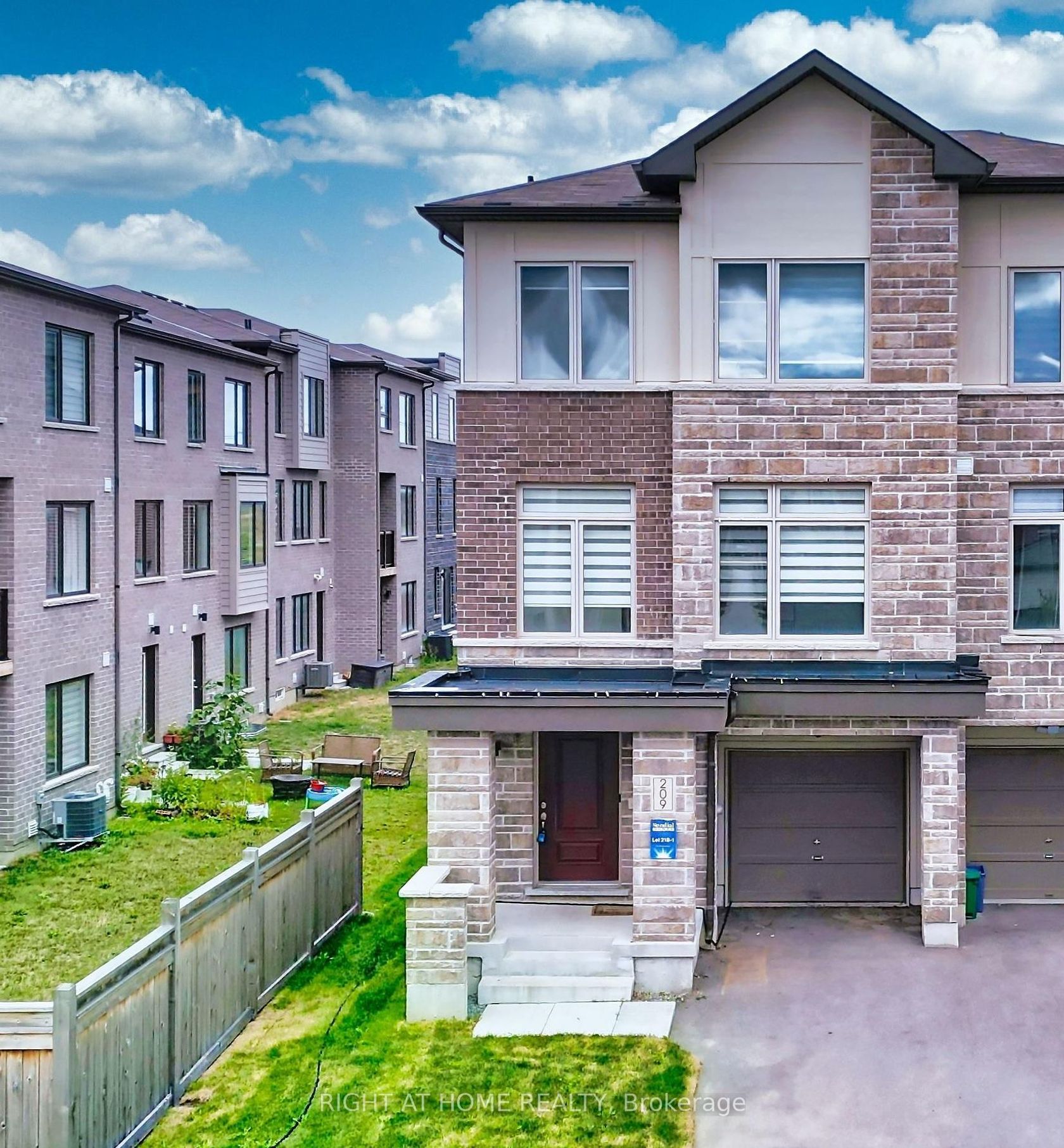 209 Vantage Loop, Woodland Hill, Newmarket photo 3