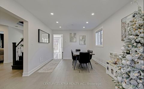 Photo 6 at 220 Olde Bayview Avenue, Oak Ridges Lake Wilcox, Richmond Hill