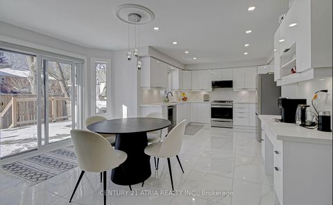 Photo 8 at 220 Olde Bayview Avenue, Oak Ridges Lake Wilcox, Richmond Hill