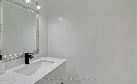 Photo 21 at 220 Olde Bayview Avenue, Oak Ridges Lake Wilcox, Richmond Hill