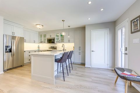 Photo 12 at 215 ROXTON Road, RO River Oaks, Oakville
