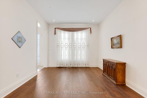 Photo 10 at 7 Aspy Court, Patterson, Vaughan