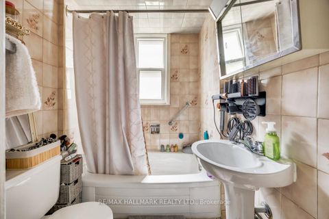 Photo 7 at 227 Shaw Street, Bellwoods, Toronto