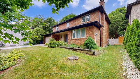 Photo 2 at 9 Carluke Crescent, Windfields, Toronto