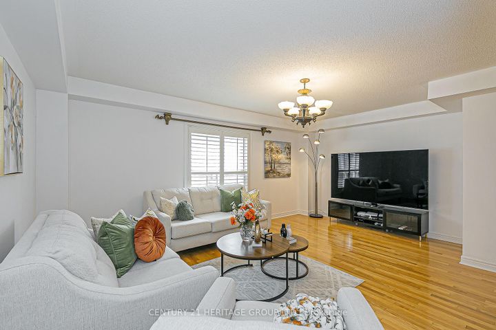 Photo 3 at 29 Eminence Road, Patterson, Vaughan