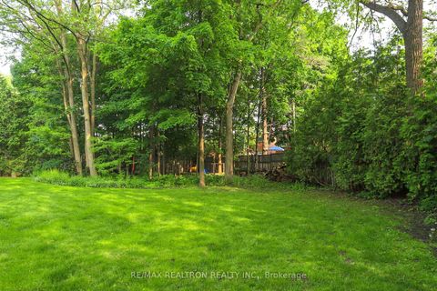 Photo 3 at 161 Renaissance Court, Beverley Glen, Vaughan