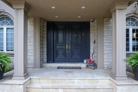 Photo 7 at 161 Renaissance Court, Beverley Glen, Vaughan