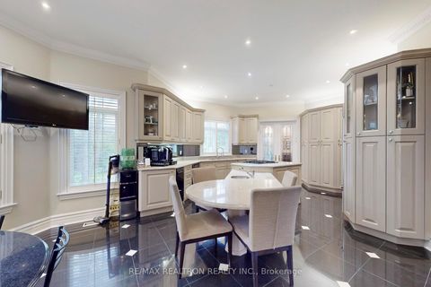 Photo 32 at 161 Renaissance Court, Beverley Glen, Vaughan