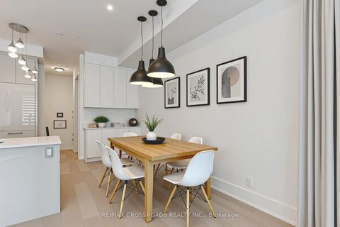 Photo 2 at TH3 - 270 Davenport Road, Annex, Toronto