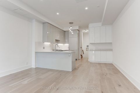 Photo 4 at TH3 - 270 Davenport Road, Annex, Toronto