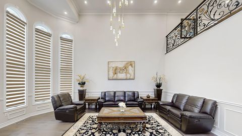 Photo 4 at 16 Crescentview Road, Bayview Hill, Richmond Hill Photo 4 at 16 Crescentview Road, Bayview Hill, Richmond Hill