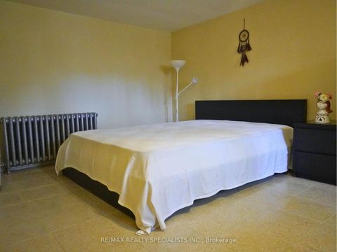 Photo 8 at 28 Bowie Avenue, Belgravia, Toronto