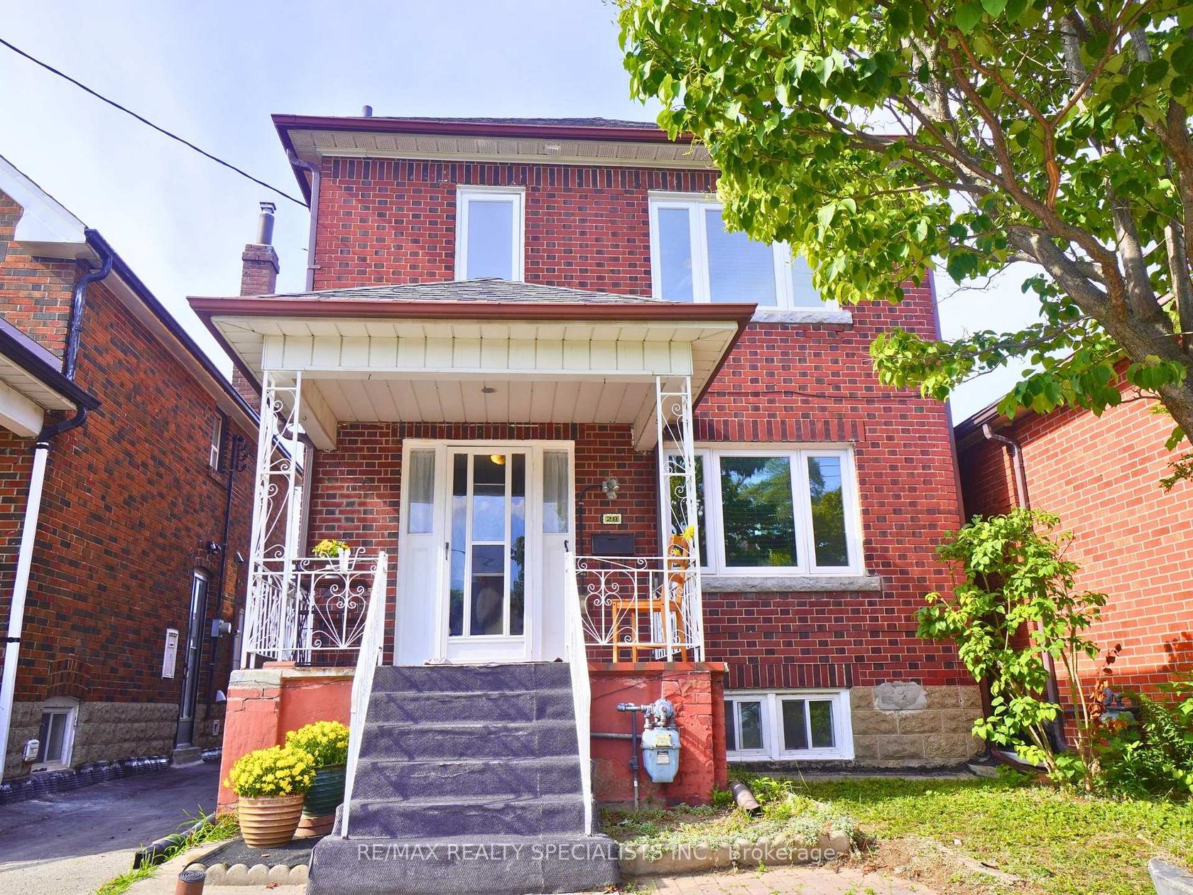 28 Bowie Avenue, Belgravia, Toronto by Loree Meneguzzi Real Estate 28 Bowie Avenue, Belgravia, Toronto