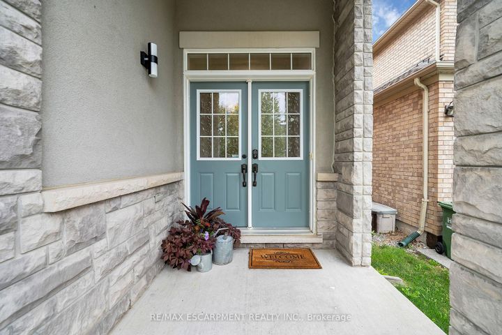Photo 2 at 48 Montreal Circle, Winona Park, Hamilton