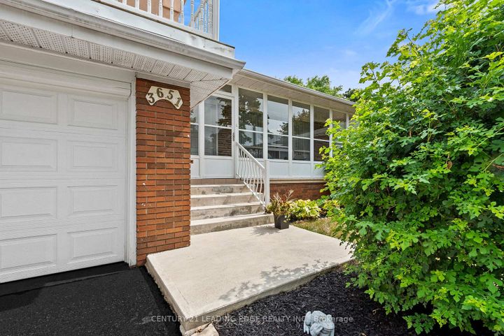 Photo 2 at 3651 Broomhill Crescent, Applewood, Mississauga
