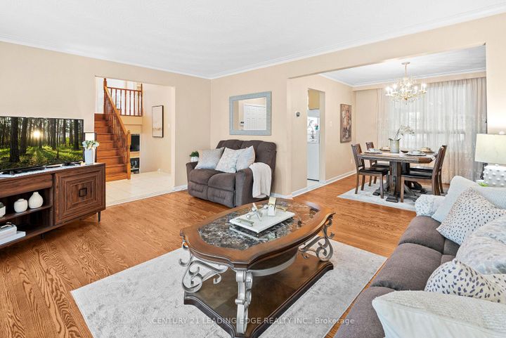 Photo 4 at 3651 Broomhill Crescent, Applewood, Mississauga