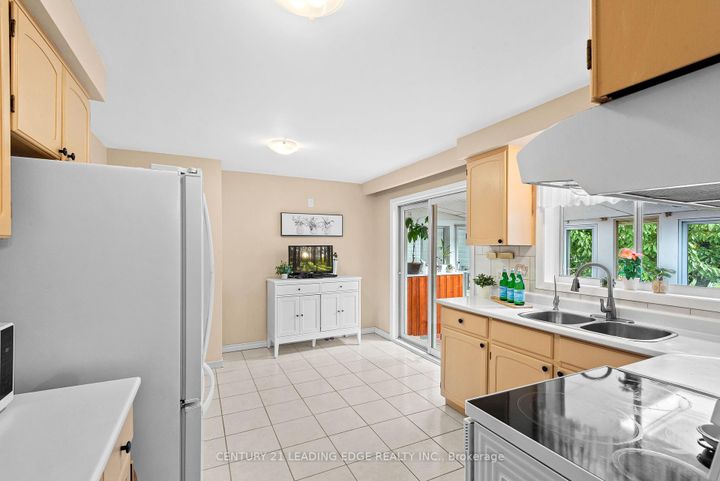 Photo 8 at 3651 Broomhill Crescent, Applewood, Mississauga