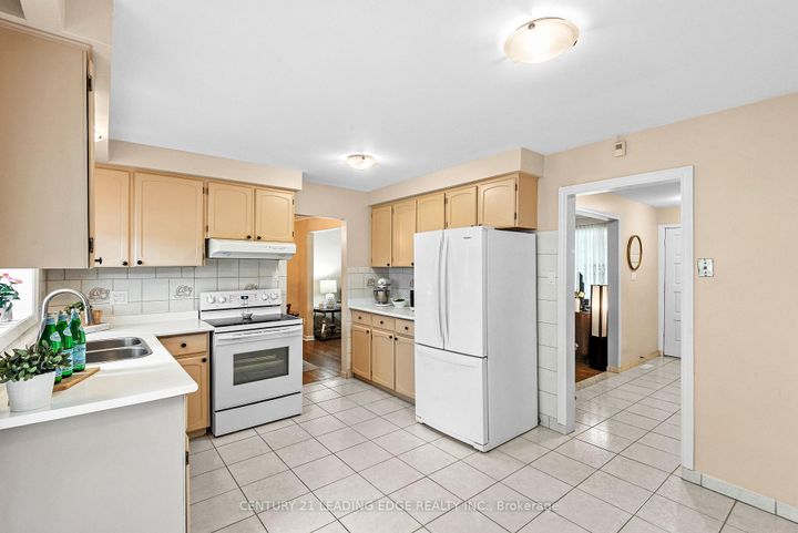 Photo 9 at 3651 Broomhill Crescent, Applewood, Mississauga