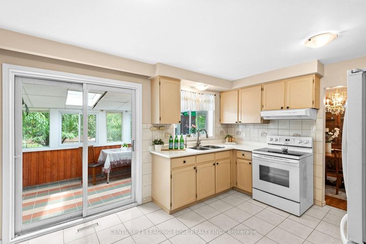 Photo 10 at 3651 Broomhill Crescent, Applewood, Mississauga