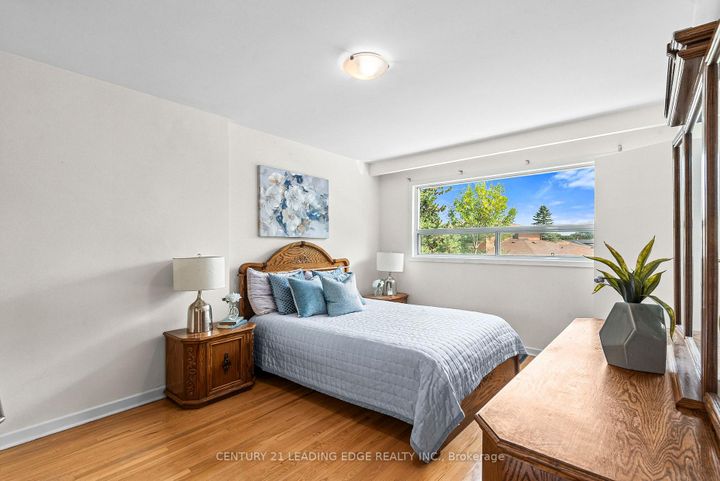 Photo 13 at 3651 Broomhill Crescent, Applewood, Mississauga