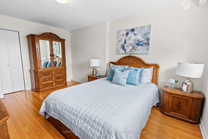 Photo 14 at 3651 Broomhill Crescent, Applewood, Mississauga
