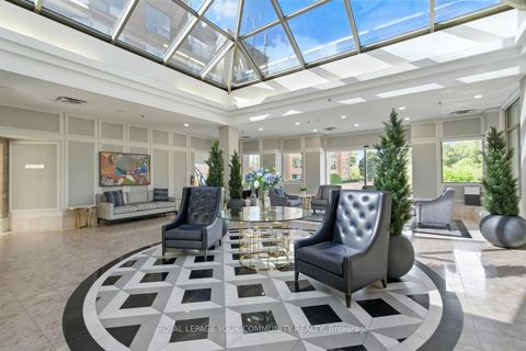 Photo 1 at 305 - 14924 Yonge Street, Aurora Highlands, Aurora