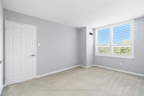Photo 11 at 305 - 14924 Yonge Street, Aurora Highlands, Aurora