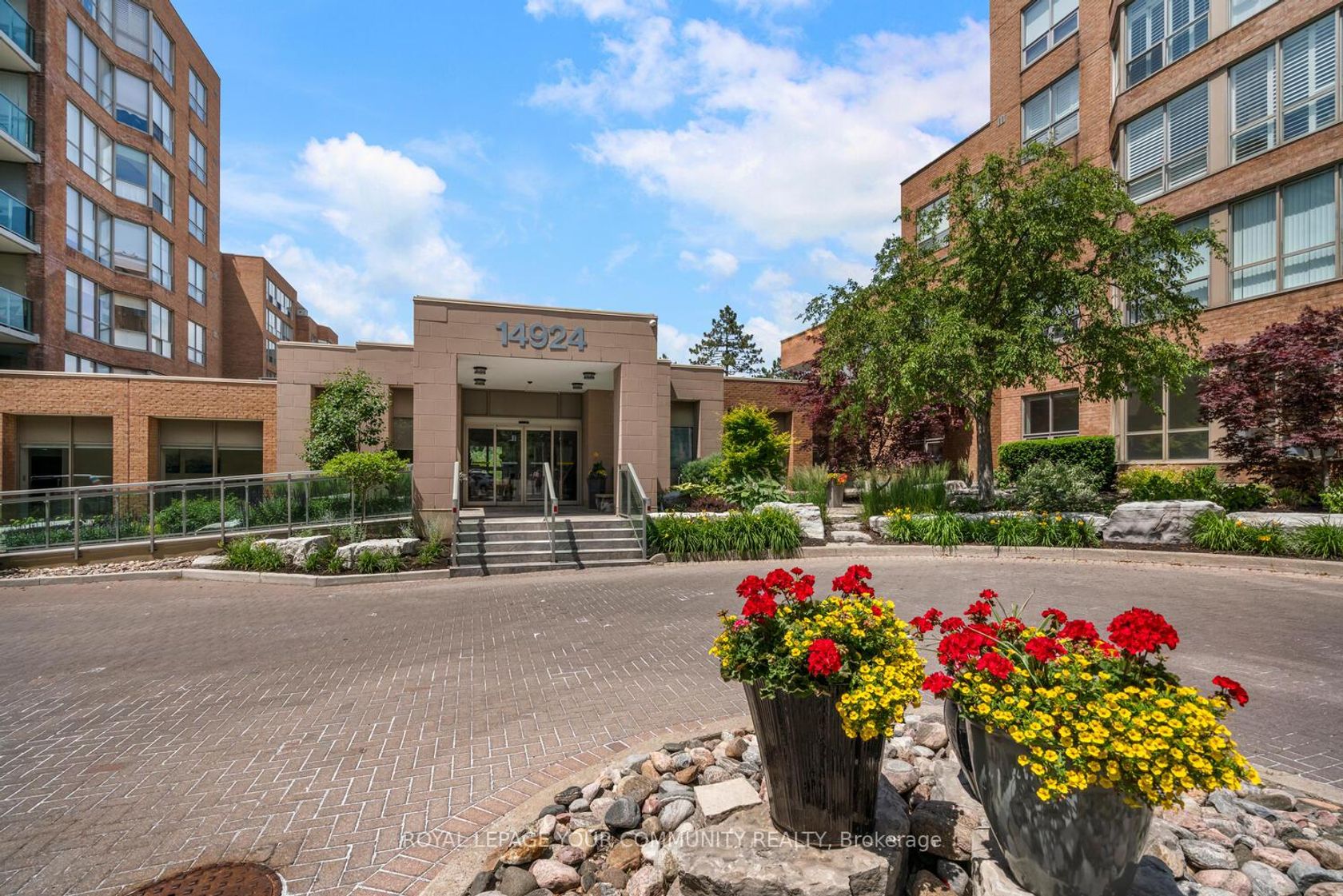 305 - 14924 Yonge Street, Aurora Highlands, Aurora 