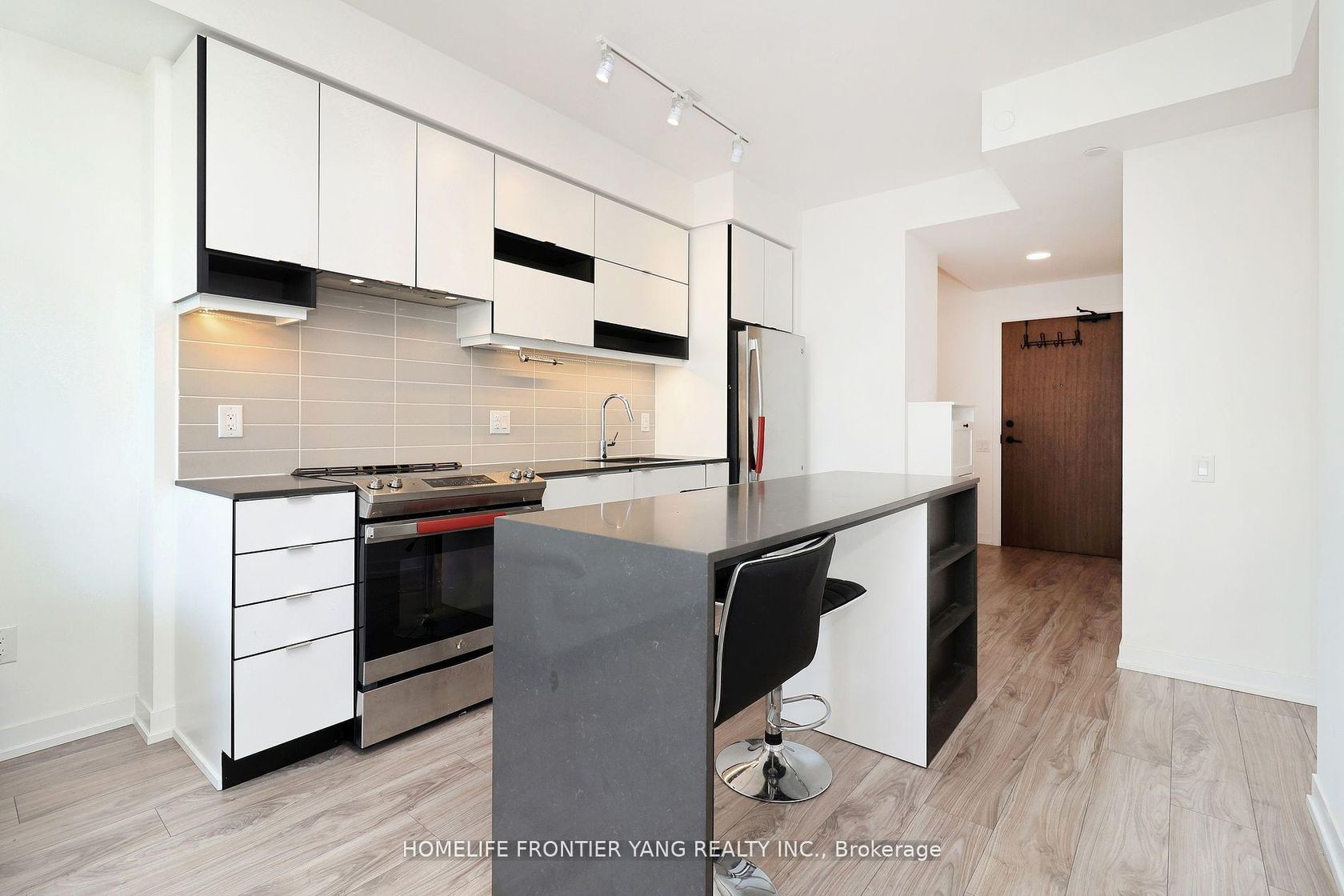 2805 - 4065 Confederation Parkway, City Centre, Mississauga by Loree Meneguzzi Real Estate 2805 - 4065 Confederation Parkway, City Centre, Mississauga