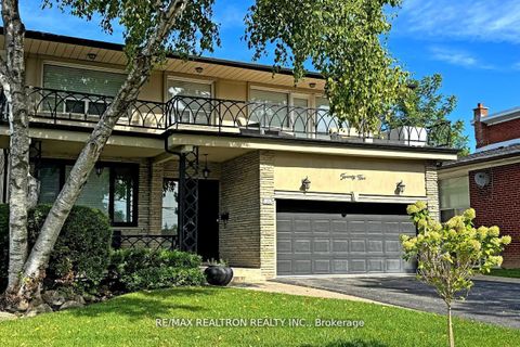 Photo 2 at 25 Cedar Springs Grove, Bathurst Manor, Toronto