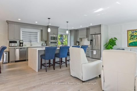 Photo 5 at 231 Southwood Court, BR Bronte, Oakville