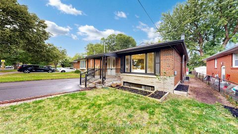 Photo 2 at 81 Sedgemount Drive, Woburn, Toronto