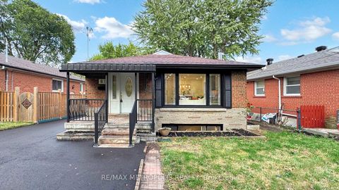 Photo 3 at 81 Sedgemount Drive, Woburn, Toronto