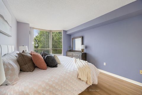 Photo 7 at 301 - 309 Major Mackenzie Drive, Harding, Richmond Hill