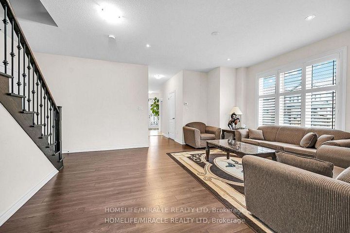 Photo 7 at 3 Aldgate Avenue, Stoney Creek Mountain, Hamilton
