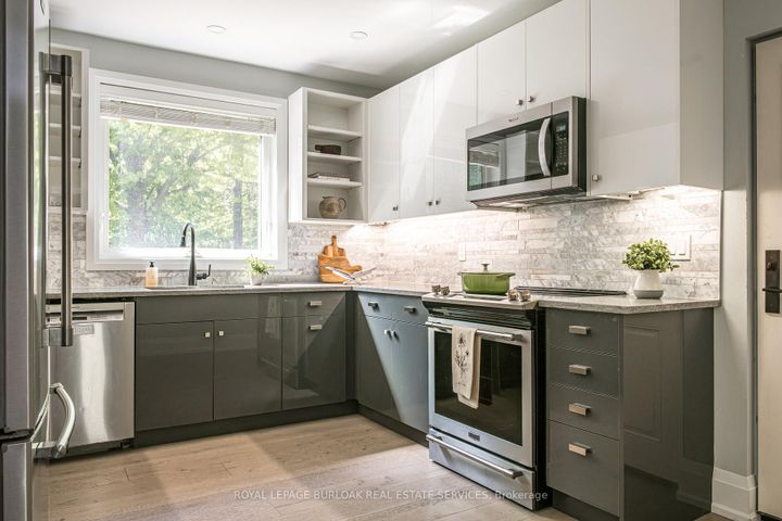 Photo 9 at 3 Oakwood Place, Westdale, Hamilton